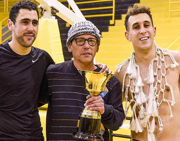 Jorge García con sus dos hijos, Rodrigo y Gonzalo. La copa y la red, símbolos del eterno campeón.