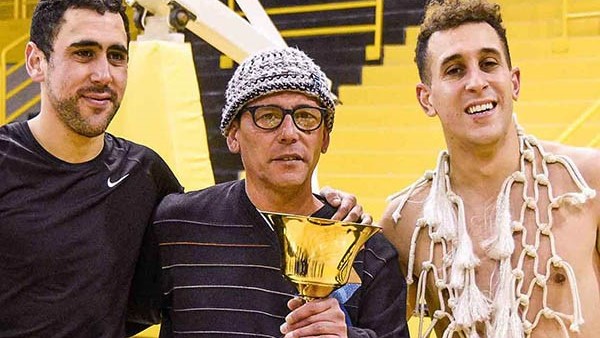 Jorge García con sus dos hijos, Rodrigo y Gonzalo. La copa y la red, símbolos del eterno campeón.
