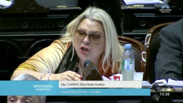 En medio del debate en diputados, Elisa Carrió retomó sus dichos sobre la propina pero tuvo un "lapsus" y generó abucheos.