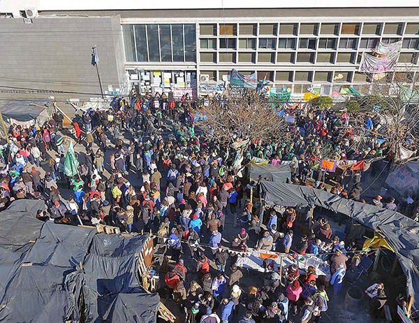 No termina. Una postal del acampe en Educación, esperando un fallo.