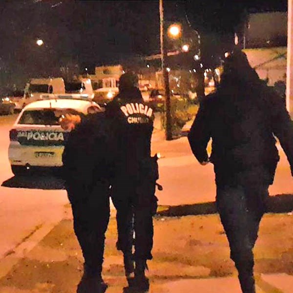 Detenido. Uno de los sujetos que ingresó a la casa para robar.