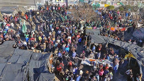 No termina. Una postal del acampe en Educación, esperando un fallo.