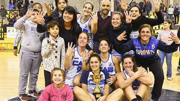 Las chicas de “La Banda” muestran cuatro dedos por los cuatro títulos.