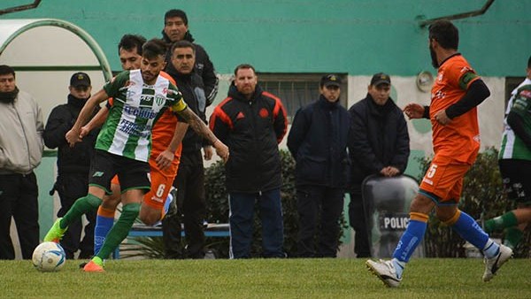 Darío Pellejero, flamante ayudante de campo de Germinal, en el partido ante Moreno, antes de sufrir la lesión de tibia y peroné en su pierna derecha.