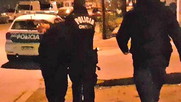 Detenido. Uno de los sujetos que ingresó a la casa para robar.