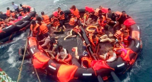 La embarcación transportaba a 105 personas, incluidos 93 turistas, 11 tripulantes y un guía turístico.