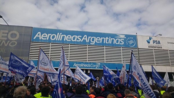 La medida de fuerza fue convocada por los gremios de pilotos (APLA), los de Austral (UALA), los mecánicos (APTA), el personal de tierra (APA) y el personal jerárquico (UPSA).
