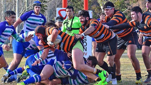 Momento del único try de Bigornia en el partido. Ramiro Copponi toma la guinda después de un scrum que no prosperó y se arroja para anotar.