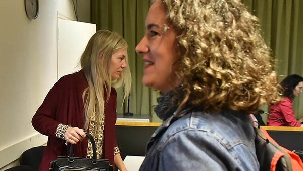 Cara a cara. Rocha se va sonriente de la audiencia y Papaiani la imita tomando su cartera en la Oficina. 