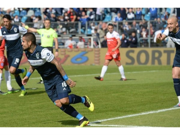 Gimnasia debutó venciendo a Argentinos, pero luego cayó con Banfield.