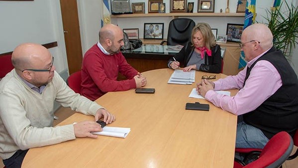 Trato hecho. Funcionarios provinciales y municipales cerraron un acuerdo para la refinanciación. 