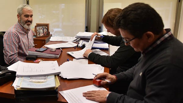 López en su despacho con los papeles de Chubut Somos Todos.