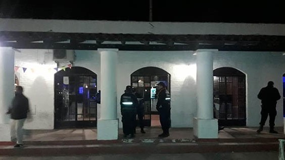 Uniformados. Policías e inspectores municipales actuaron para poner bajo resguardo a los menores. 