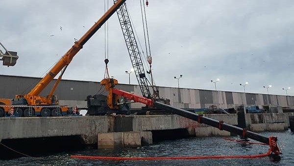Una postal de los delicados movimientos efectuados en el sector en obra del muelle Almirante Storni. 