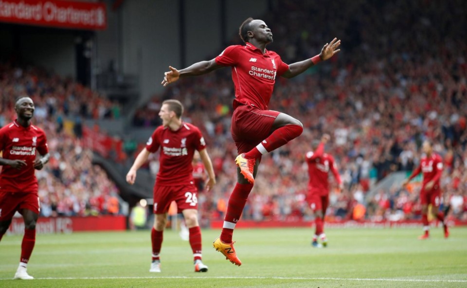 Festeja Mané. El Liverpool goleó 4-0 al West Ham de Zabaleta, Chicharito, Felipe Anderson y compañia.