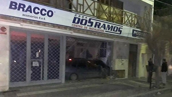 Adentro. Así quedó uno de los coches y el daño en la red de gas obligó a evacuar la planta alta del lugar.
