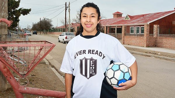 "Katy" Traipi vive con su padre Daniel en el barrio Inta de Trelew. "El me crió, de todo corazón le agradezco lo que hizo por mí", indicó emocionada la novel futbolista de Ever Ready.