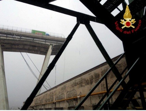 Imagien difundida por los bomberos que trabajan en el lugar (foto @Reuters)