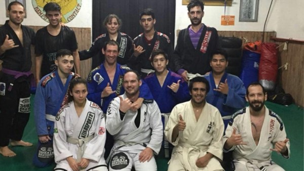 En el gimnasio Kempo Contact de Fabricio “La Roca” Arévalo, varios deportistas se preparan para el evento.