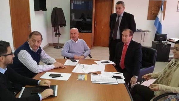 El intendente de Comodoro, Carlos Linares, firmó ayer el Pacto Fiscal.