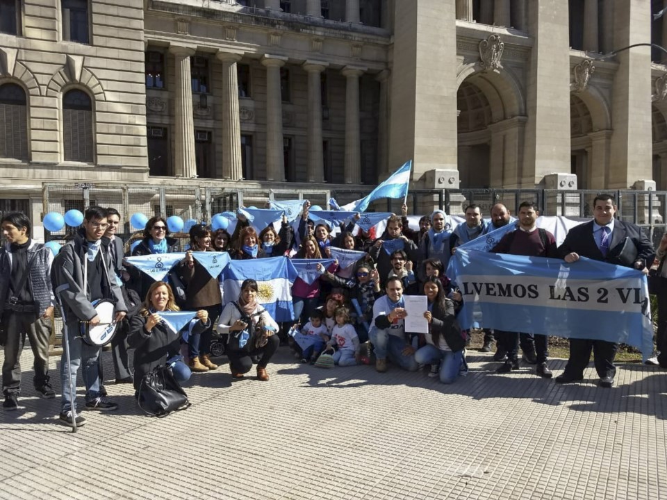 "No aceptamos que quieran meter por la ventana lo que no pudieron meter por la puerta", contestaron desde el grupo.