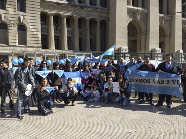 "No aceptamos que quieran meter por la ventana lo que no pudieron meter por la puerta", contestaron desde el grupo.