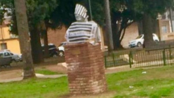 En la ciudad de Rosario pintaron un busto del ex presidente Néstor Kirchner con el traje de un preso.