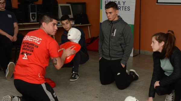 Los jóvenes se interesaron por el programa RCP en las escuelas.