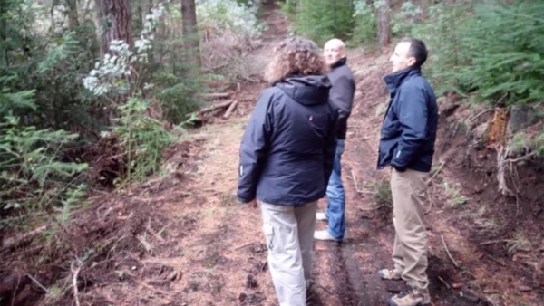 Recorrida. Funcionarios municipales y provinciales caminaron por las zonas que hay que cuidar.