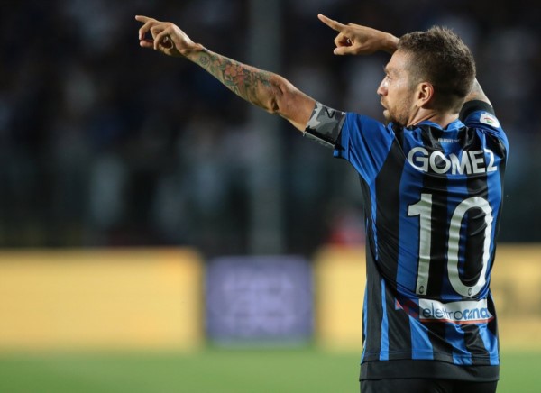 El argentino "Papu" Gómez marcó dos goles en el debut con victoria de Atalanta.
