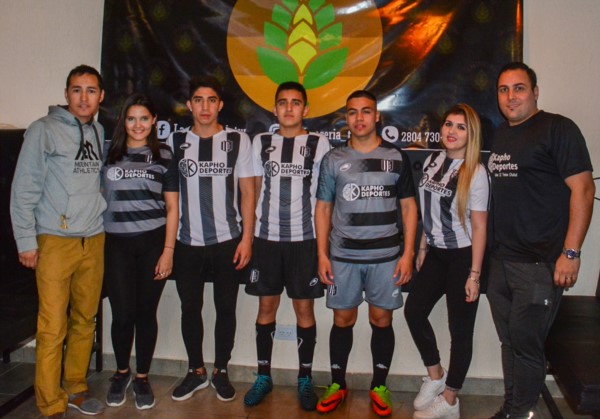 La camiseta titular será negra y blanca a rayas verticales, mientras que la casaca suplente será  gris con rayas negras horizontales.