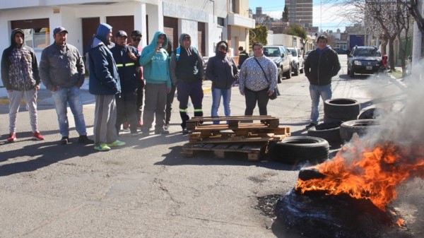Fuego. La protesta se realizó con quema de cubiertas en la calle.