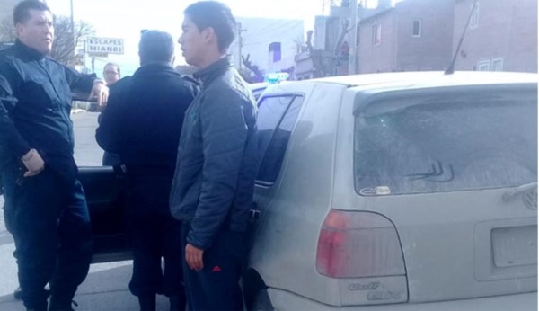 Otro de los llamados “abrecoches” fue demorado por los policías.