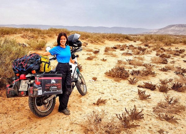 Guadalupe y la moto 250cc en Mali. La travesía por África le permitió conocer otras culturas y ahora planea volver pero en bicicleta. (foto blog Hasta Pronto Catalina)