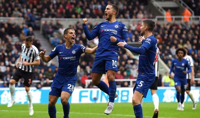 El belga Hazard, de penal, marcó el primer tanto de Chelsea.