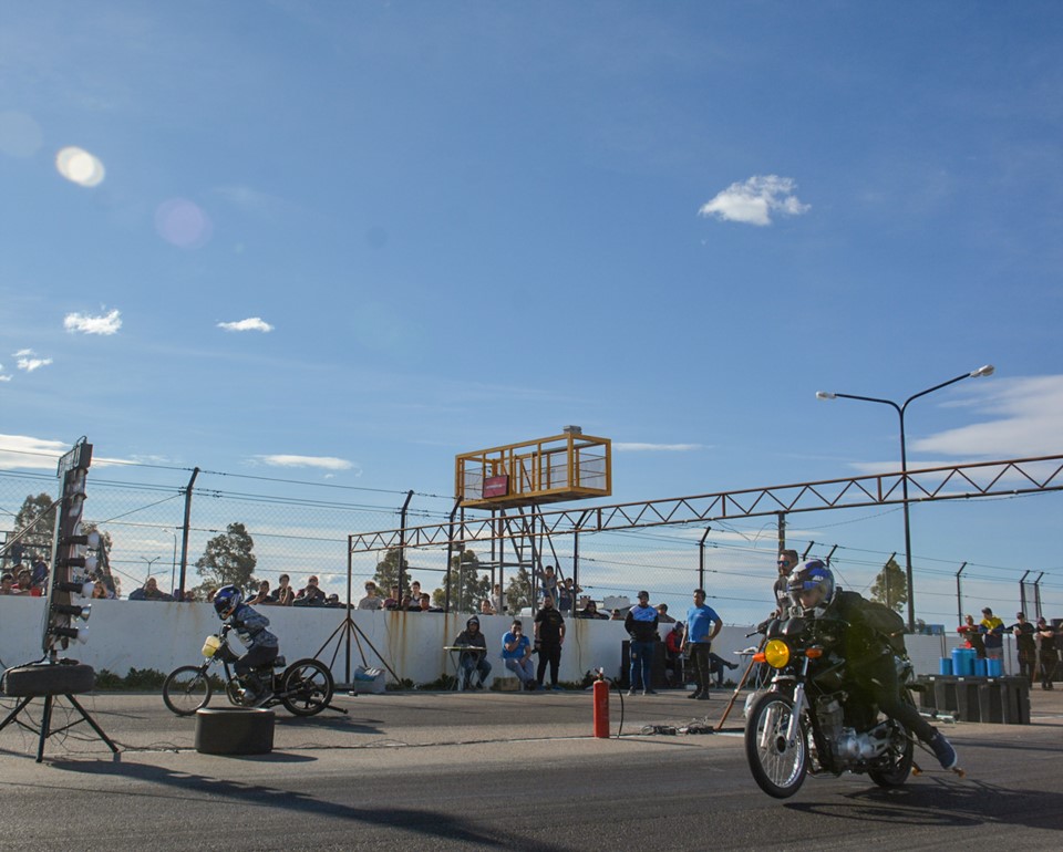 En una tarde calurosa, los pilotos pusieron a fondo sus máquinas en la recta principal del “Mar y Valle”.