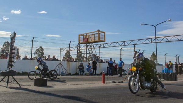 En una tarde calurosa, los pilotos pusieron a fondo sus máquinas en la recta principal del “Mar y Valle”.