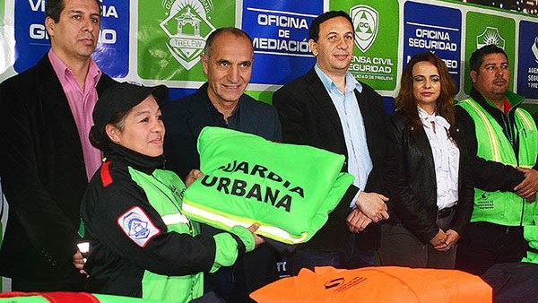 El intendente Maderna entregó la indumentaria.