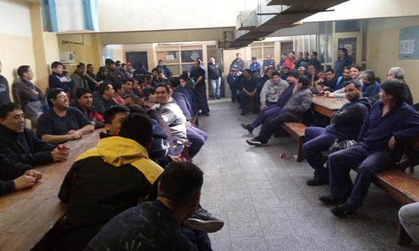 La asamblea de ayer en el comedor de la empresa textil de Trelew.