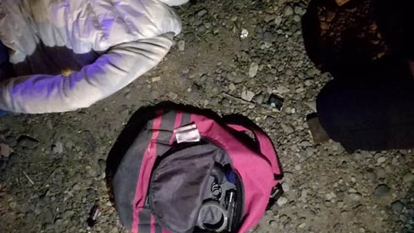 La joven tiene 17 años y poseía un revólver calibre 32 en su mochila.