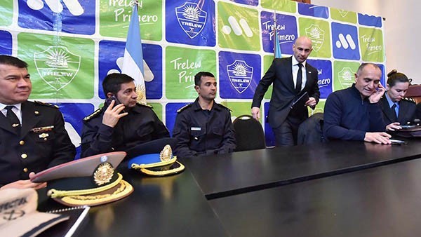 Federico Massoni junto a responsables de diferentes áreas de seguridad en conferencia de prensa.