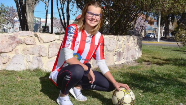 "Quiero jugar al fútbol , disfrutar, aprender y pasarla bien en Argentina", dijo Jefina con alegría. Ella tiene 17 años y es delantera por afuera y volante por derecha.