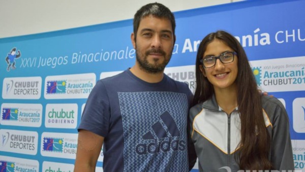 El profesor Facundo Guevara junto a la atleta capitalina Laura Pinilla, que comenzará a competir mañana.