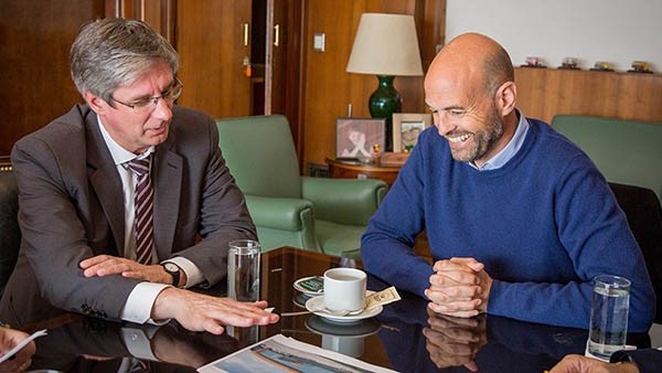 Acuerdo. ONgarato (izquierda) y Dietrich discutieron el proyecto.
