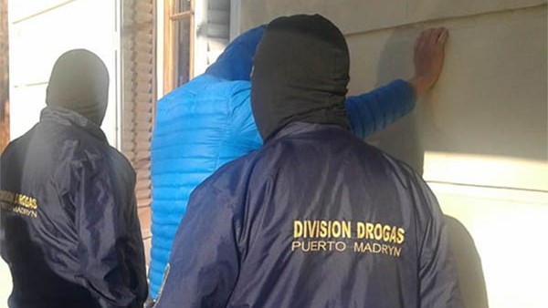 Detenido. Una postal del operativo antidroga ayer en Puerto Madryn. 