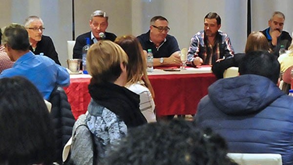 El gobernador durante el encuentro con diputados y concejales para reforzar el proyecto en la provincia.