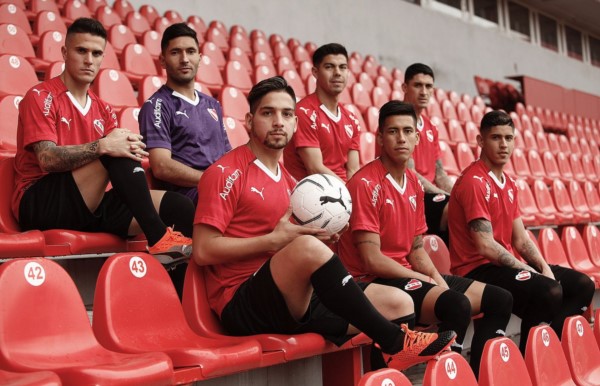 Los jugadores de Independiente posaron hoy con el conjunto titular de la nueva temporada.