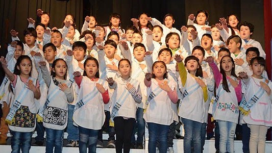Orgullo. Los alumnos de cuarto grado al unísono dijeron “Sí, prometo”, jurando lealtad soberana.