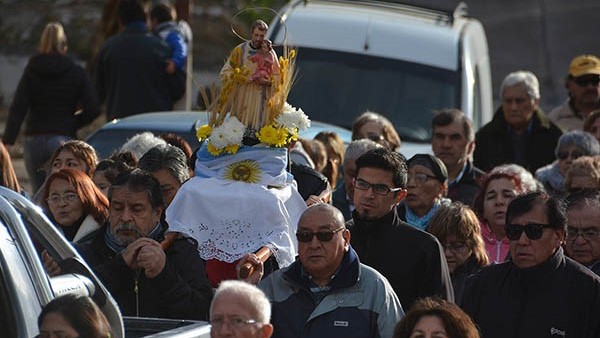 La comunidad trelewense marchó por el barrio Constitución hasta la Capilla, donde se realizó la misa.