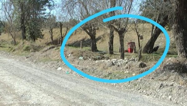 La gruta donde el año pasado murió un joven de 19 años, el lugar donde el niño captó la imagen. (El Tribuno)